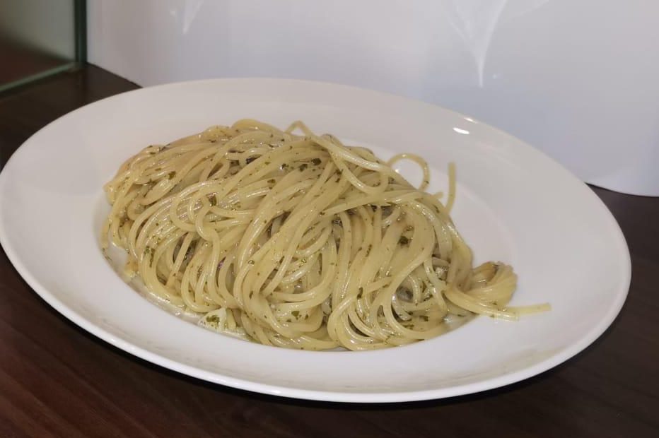 Spaghetti mit Knoblauch, Parmesan und Libuni auf Teller angerichtet
