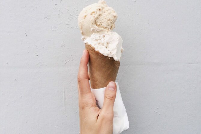 Walnusseis in Tüte in Hand